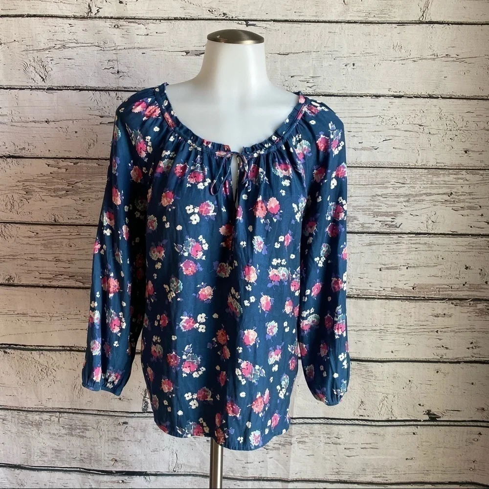 American Eagle blue floral top